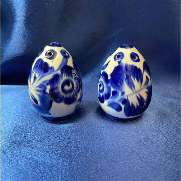Porcelain Blue and White Porcelain Egg Shape Salt and Pepper - Picture 4 of 4